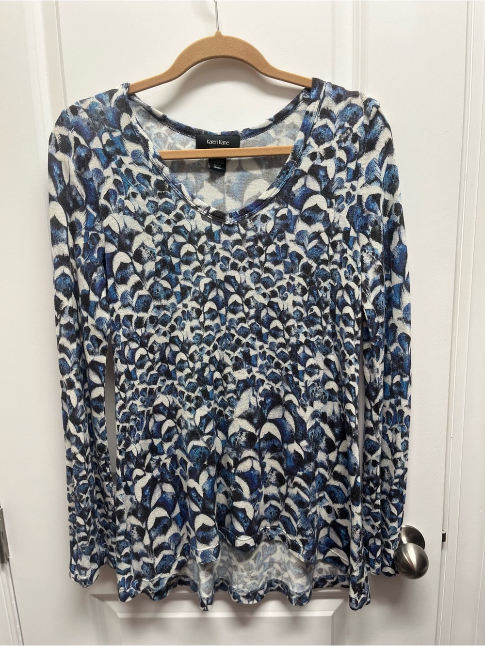 Karen Kane Blue Feather Abstract Graphic Knit Top Small Long Sleeve High Low